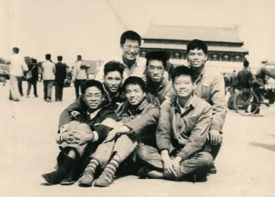 严哲（前排中）和复旦同学在天安门留影.webp