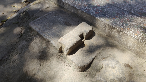 图7大门口的石墩 二○二四年摄.jpg