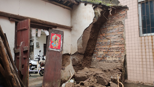 图19 崩坏的祠堂大门与土墙 二○二四年摄.jpg